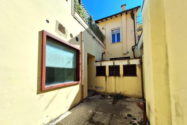 Studi privati in vendita