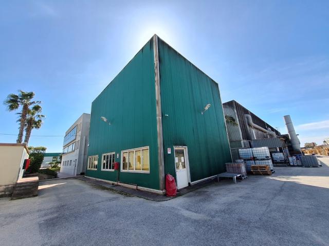 #25822 Capannone industriale con uffici, servizi e beni mobili in vendita - foto 2