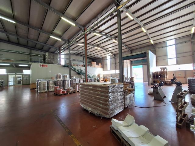 #25822 Capannone industriale con uffici, servizi e beni mobili in vendita - foto 14