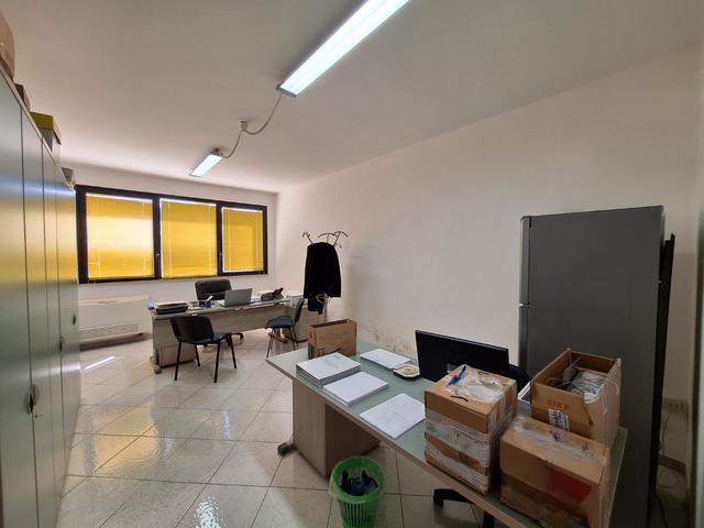 #25822 Capannone industriale con uffici, servizi e beni mobili in vendita - foto 15