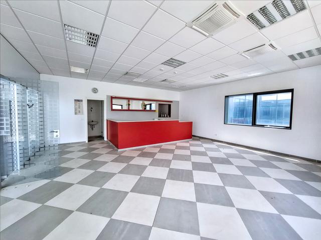 #25752 Palazzina direzionale multipiano con parcheggi, servizi accessori  e corte in vendita - foto 4