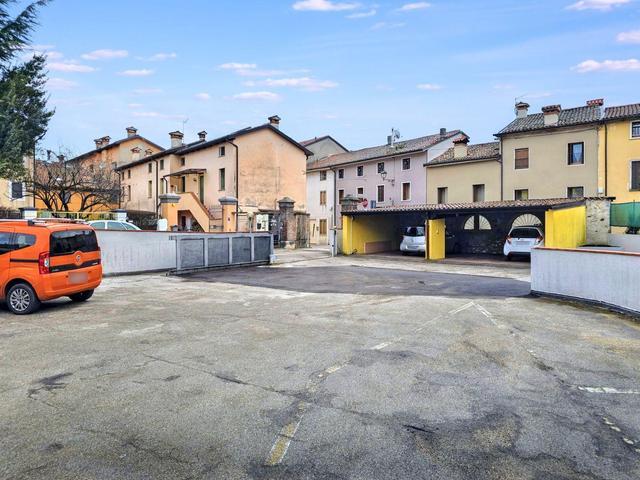 Posti auto in vendita