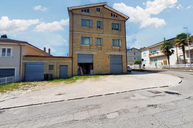 Magazzini in vendita