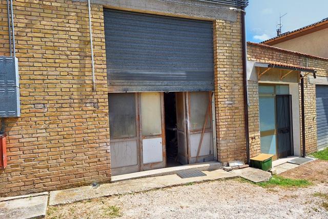 Magazzini in vendita