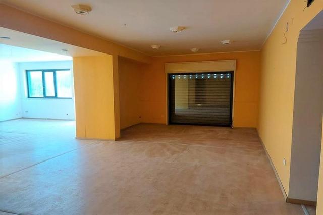 #14699 Negozio seminterrato con zona parcheggio in vendita - foto 1