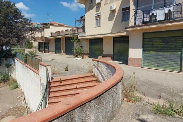 #14699 Negozio seminterrato con zona parcheggio in vendita - foto 18