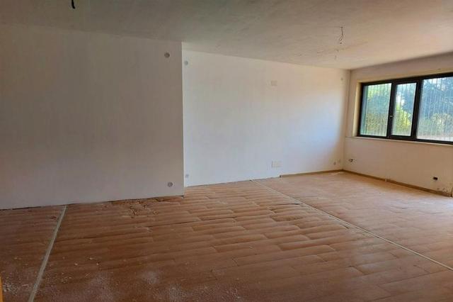 #14699 Negozio seminterrato con zona parcheggio in vendita - foto 12