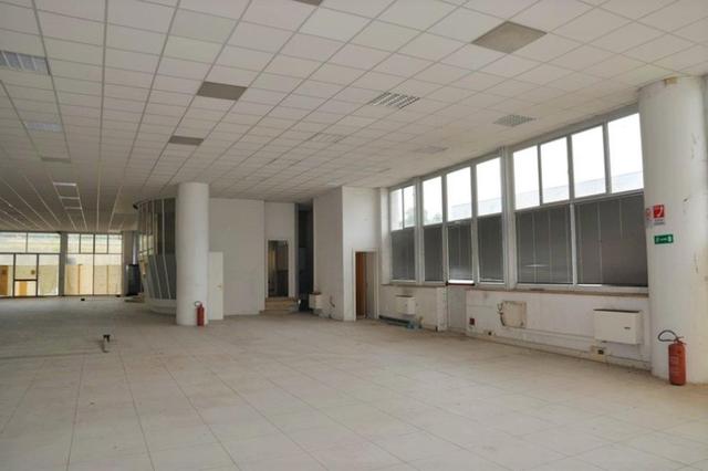 #14775 Ampio salone espositivo e aree urbane in vendita - foto 16