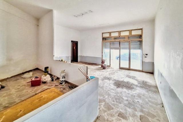 #25523 Ambienti direzionali al piano terra con portico in vendita - foto 1