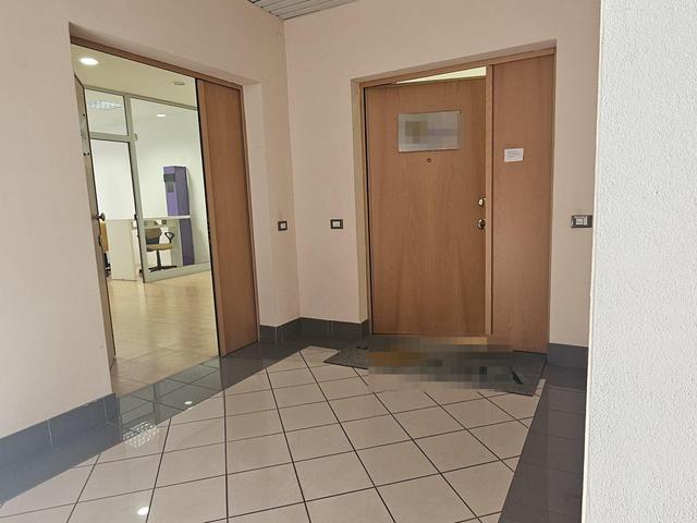 #25097 Spazioso ufficio arredato in posizione strategica in vendita - foto 2