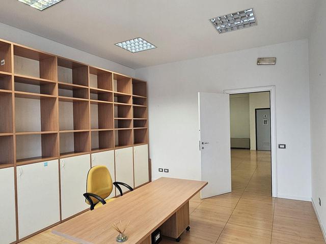 #25097 Spazioso ufficio arredato in posizione strategica in vendita - foto 6