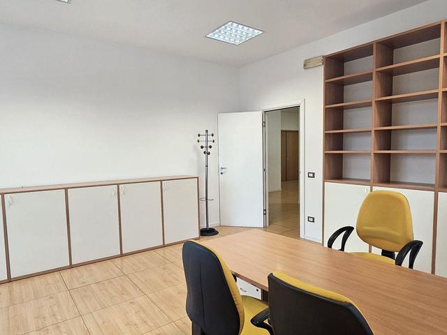 #25097 Spazioso ufficio arredato in posizione strategica in vendita - foto 7