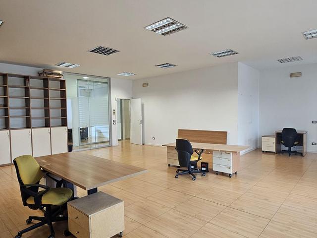 #25097 Spazioso ufficio arredato in posizione strategica in vendita - foto 17