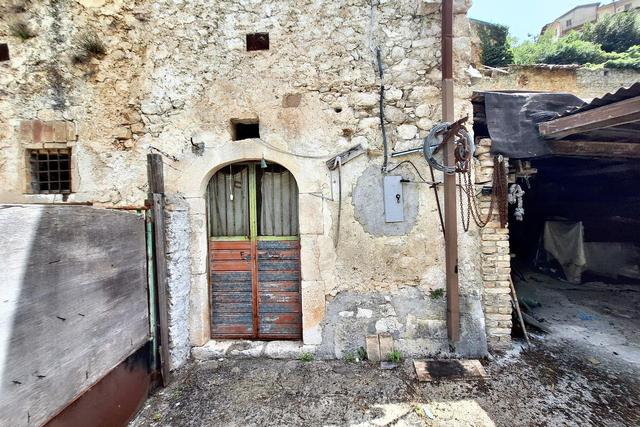 Magazzini in vendita