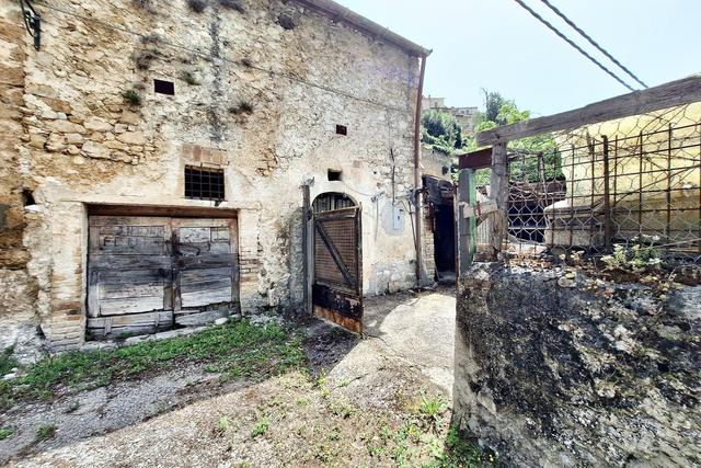 Magazzini in vendita